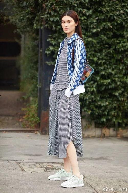 明星穿椰子鞋图片,明星们的时尚演绎