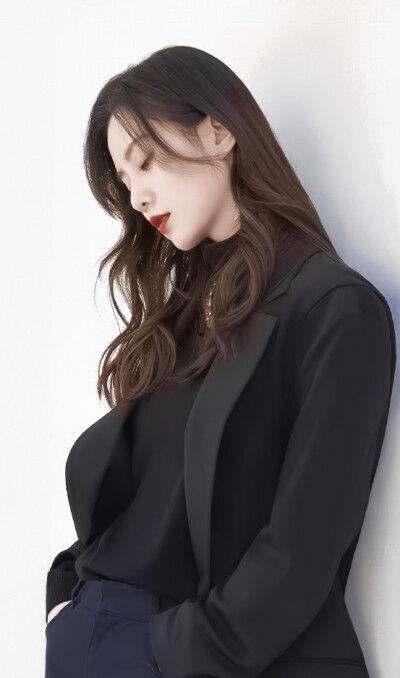 女明星仰头图片,女明星仰头瞬间，尽显优雅魅力