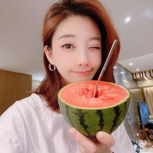 吃瓜自拍,趣味生活瞬间捕捉