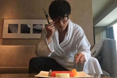 薛之谦机场吃瓜,娱乐圈的瓜，你吃了吗？