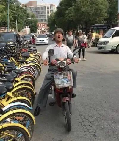 网红大爷看抖音跳舞视频,网红大爷演绎老年版“热舞风潮”