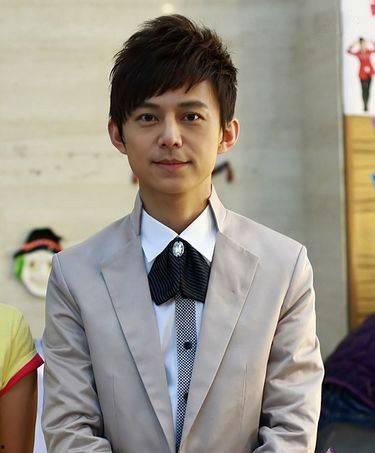 明星教师何炅,跨界教育达人，点亮学子成长之路